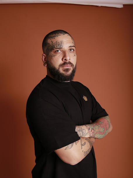 Thalison da Cal tatuando no estúdio